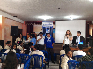 Estudiantes recibiendo un seminar de educación de drogas